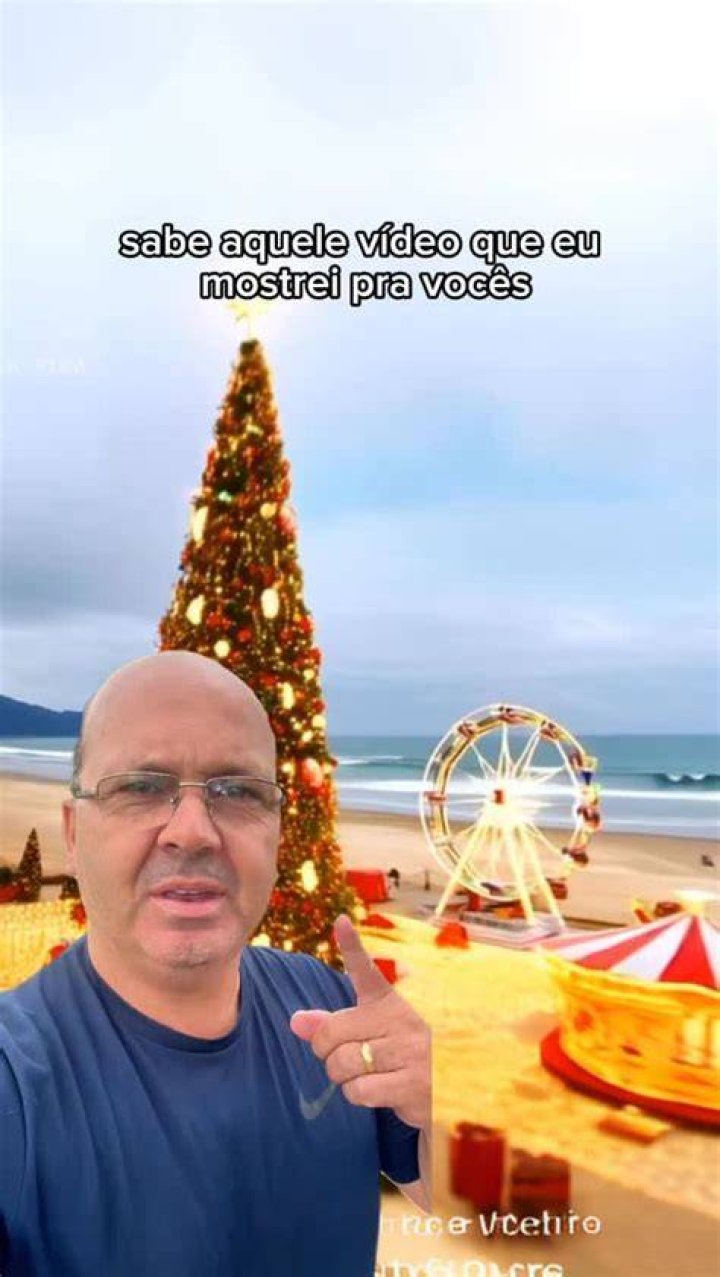 &Aacute;rvores de Natal perto da est&aacute;tua do Christus, durante o Festival das Luzes no Centro de Visitantes do Templo de Washington D.C., em 28 de novembro de 2023.