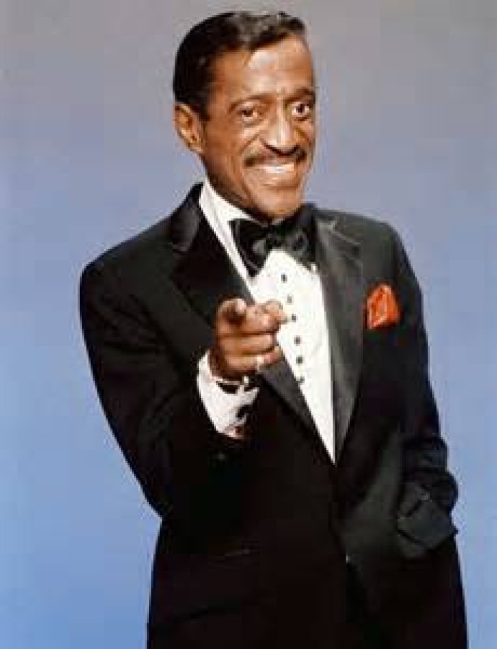 Actor Sammy Davis Jr. poses for a portrait in 1988 in Los Angeles, California. | Source: Getty Images