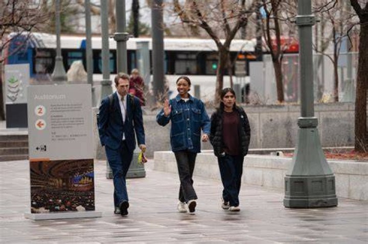Alunos da Ensign College caminham em dire&ccedil;&atilde;o ao Teatro do Centro de Confer&ecirc;ncias em Salt Lake City para o devocional da ter&ccedil;a-feira, 10 de outubro de 2023.