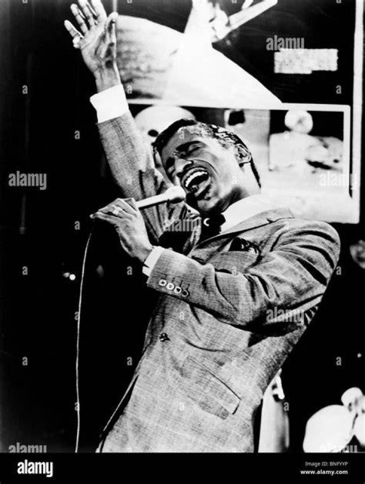 American singer, actor and dancer Sammy Davis Jr. (1925 - 1990), circa 1960 | Photo: Getty Images