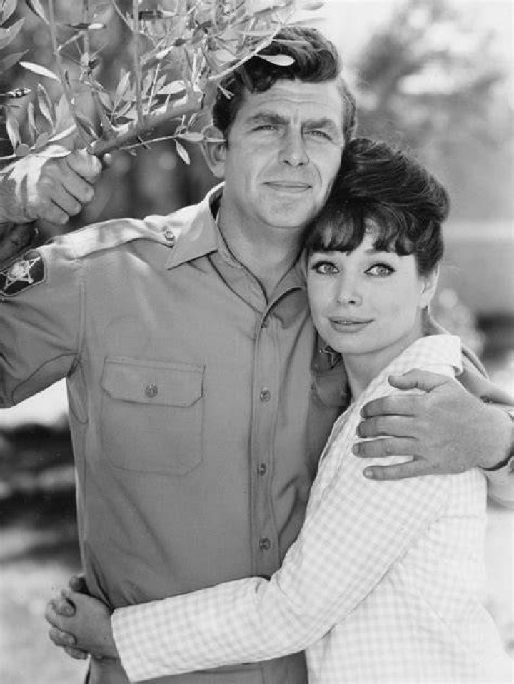 Aneta Corsaut and Andy Griffith on the set of "The Andy Griffith Show" circa 1965 | Source: Getty Images