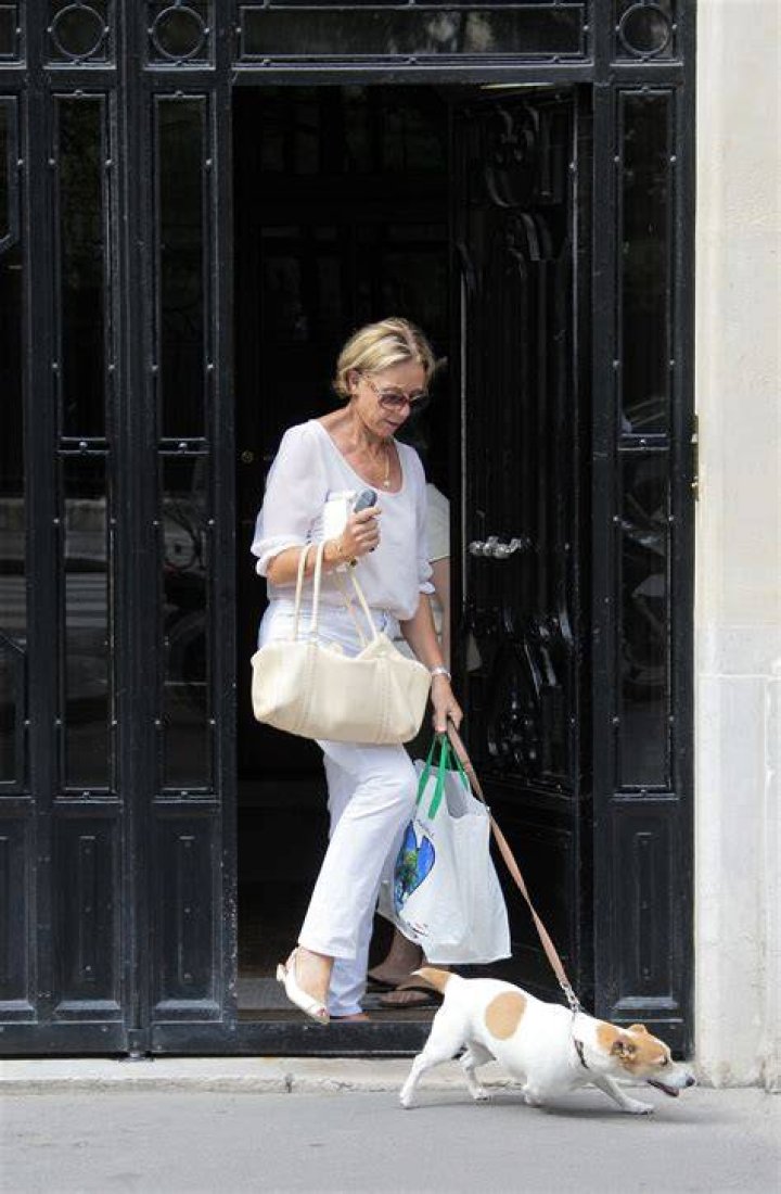 Anne Dewavrin leaving her apartment in Paris on July 9, 2010 | Source: Getty Images