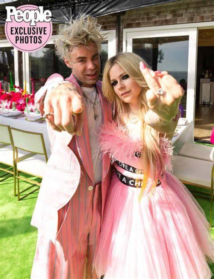Are Avril Lavigne, Mod Sun Still Together? Updates Life & Style
