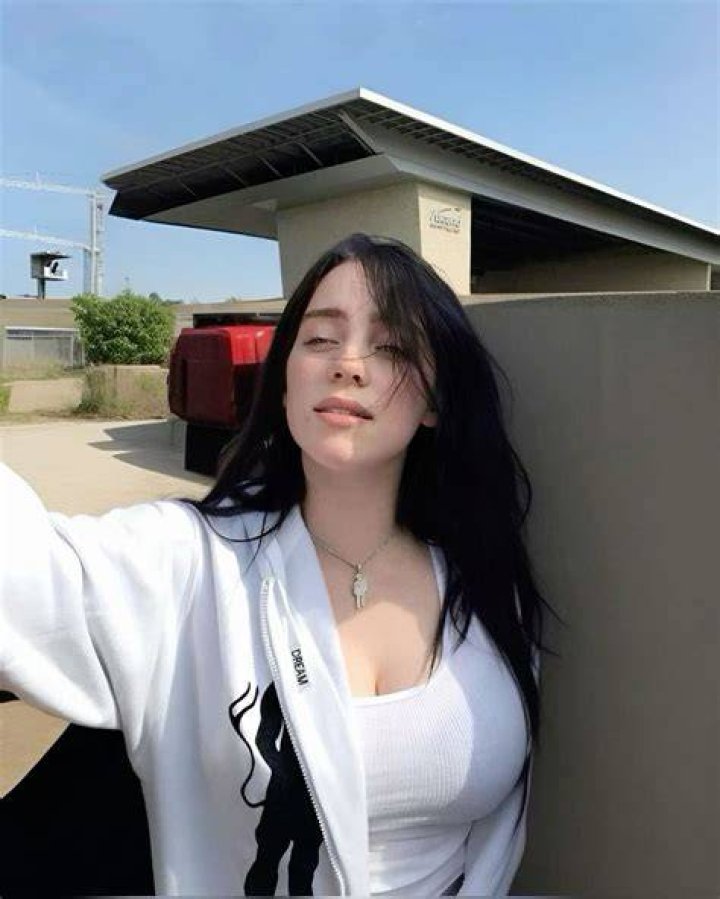 Billie Eilish Hot Photos Collection 2022 11+ Hot Photos Of Singer Of Ocean Eyes