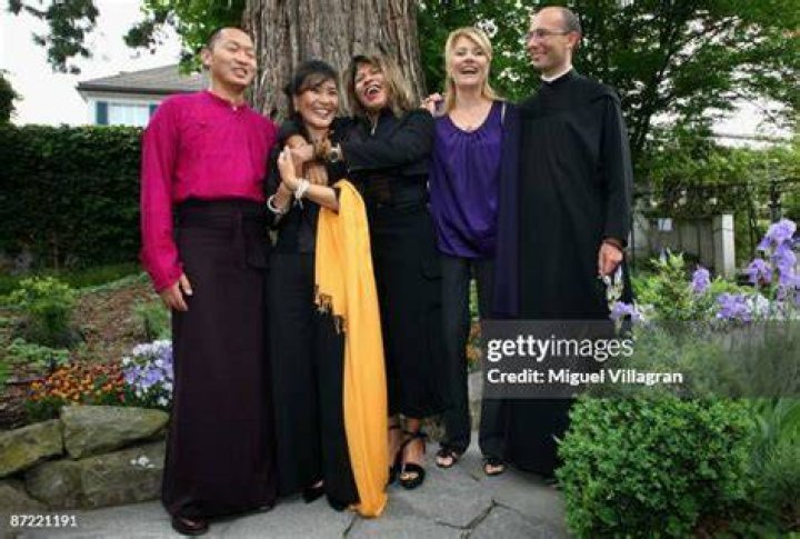 Buddhist Loten Dahortsang, vocalist Dechen Shak-Dagsay, Tina Turner, vocalist Regula Curti and monk Jean Sebastien Cheriere posing for a picture at the "Beyond - Three Voices For Peace" music presentation in Zürich, 2009 | Source: Getty Images