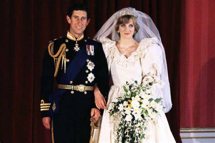 Charles and Diana in wedding carriage