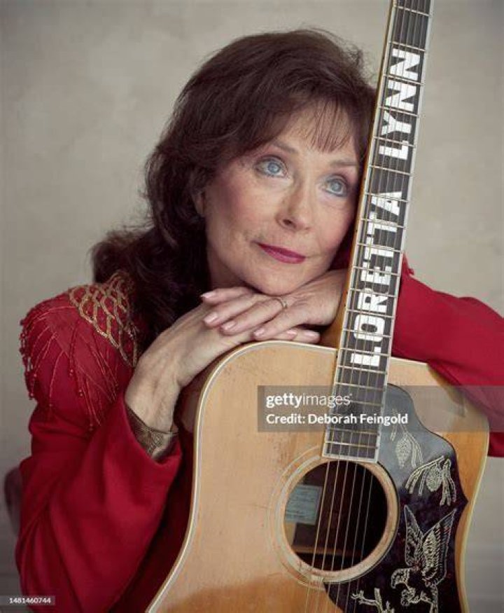 Country singer Loretta Lynn poses for a portrait in 1950 in Butcher Holler, Kentucky. | Source: Getty Images