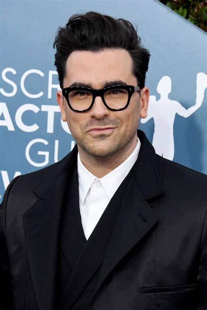 Dan Levy at the 2020 Vanity Fair Oscar in light suit