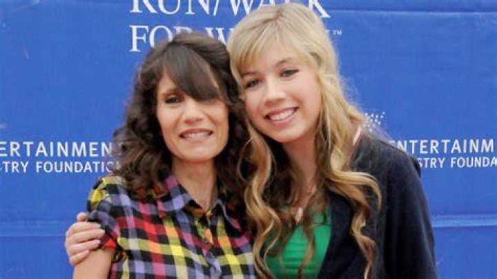 Debra McCurdy and Jennette McCurdy at the EIF/REVLON RUN WALK FOR WOMEN LOS ANGELES 2009 on May 9, 2009 | Source: Getty Images