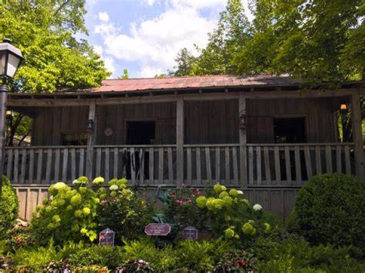 dolly parton childhood home