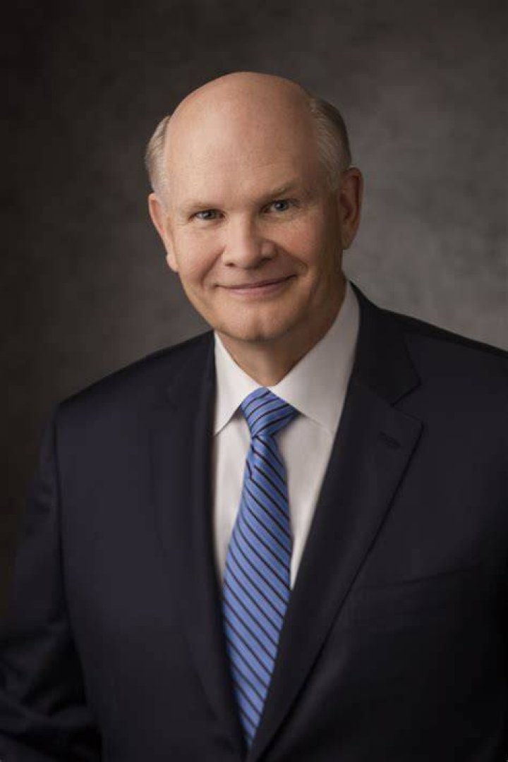 &Eacute;lder Dale G. Renlund, do Qu&oacute;rum dos Doze Ap&oacute;stolos, discursa durante o Festival das Luzes realizado no Centro de Visitantes do Templo de Washington D.C., na ter&ccedil;a-feira, 28 de novembro de 2023.