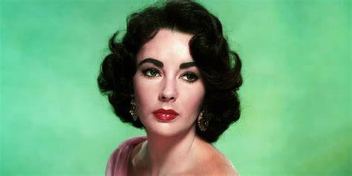 Elizabeth Taylor pictured in her home in Beverly Hills, 1957. | Photo: Getty Images