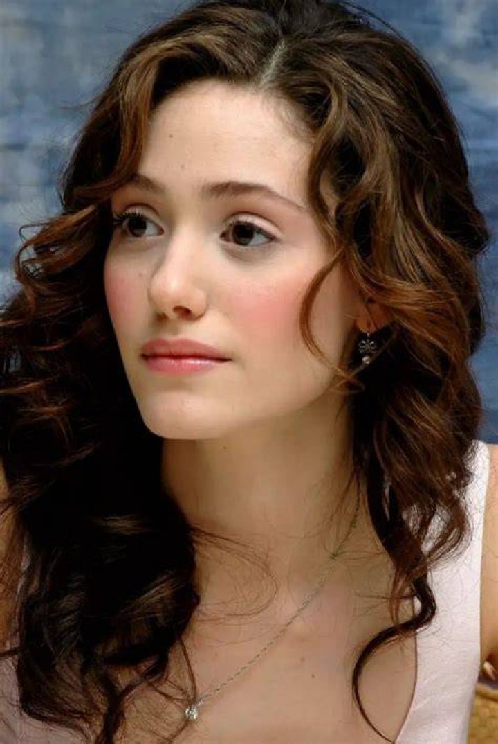 Emmy Rossum plays the empowering role of Frank Gallagher's eldest daughter, Fiona Gallagher in Shameless