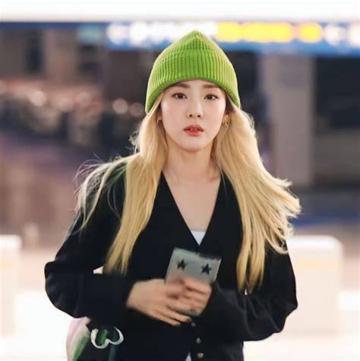 Eternally youthful: She kept sun smart by wearing a fedora hat and was glowing makeup free