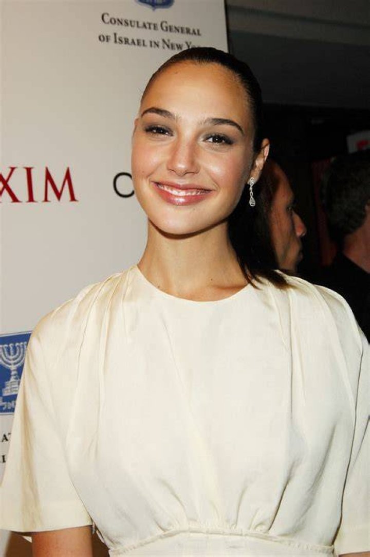 Gal Gadot Age, Education, Figure, Height, Parents, Family, Boyfriend, Husband, Children, Photos