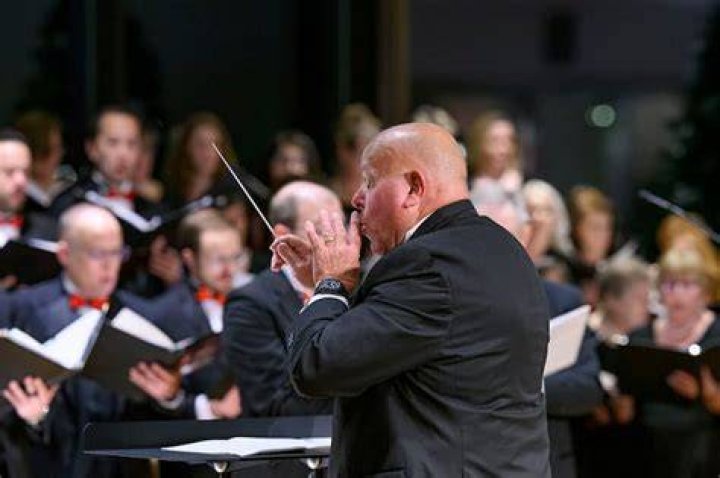 Gary Clawson rege o coro do Templo de Washington D.C., durante o Festival das Luzes no Centro de Visitantes do Templo de Washington D.C., em 28 de novembro de 2023.