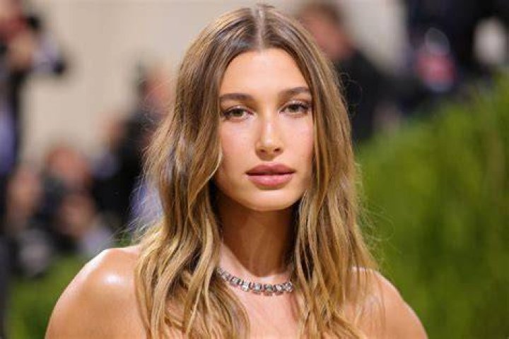 Hailey Bieber's wavy side bob is the perfect hairstyle for party season