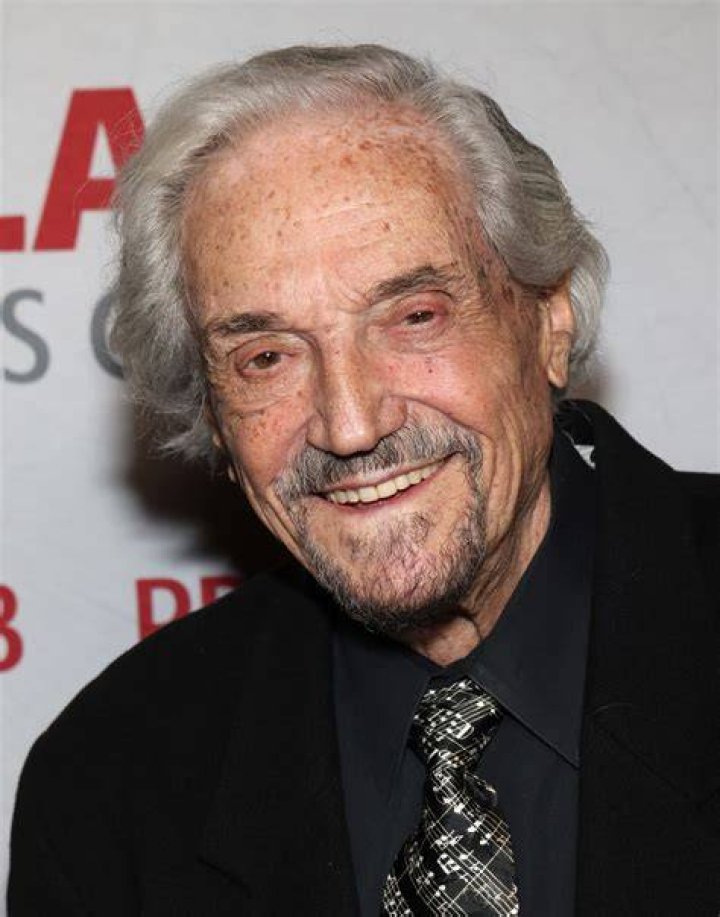  Hal Linden, Ren&eacute;e Taylor, Barbara Eden, and Fran Drescher pose for portrait | Photo: Getty Images