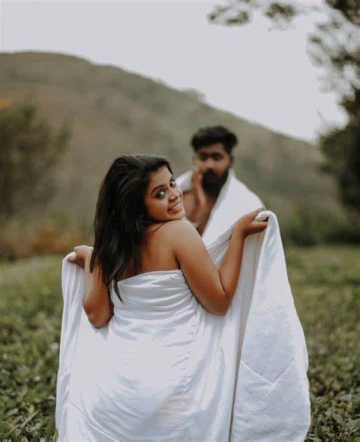 India couple bullied for intimate wedding photoshoot BBC News