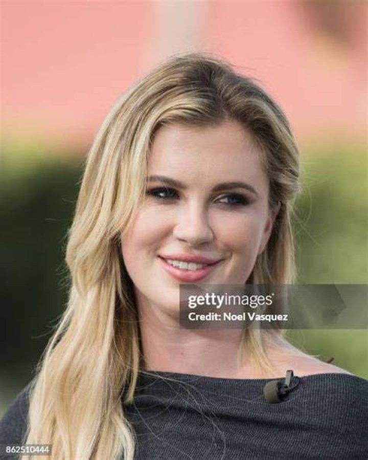 Ireland Baldwin visits "Extra" at Universal Studios Hollywood on October 17, 2017, in Universal City, California | Photo:&nbsp;Noel Vasquez/Getty Images