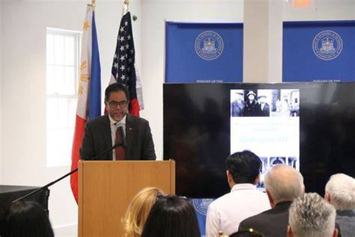 Jaime Ramon Ascalon, Jr., Encarregado de Neg&oacute;cios da Embaixada da Rep&uacute;blica das Filipinas, discursa durante o Festival das Luzes no Centro de Visitantes do Templo de Washington D.C., na ter&ccedil;a-feira, 28 de novembro de 2023.