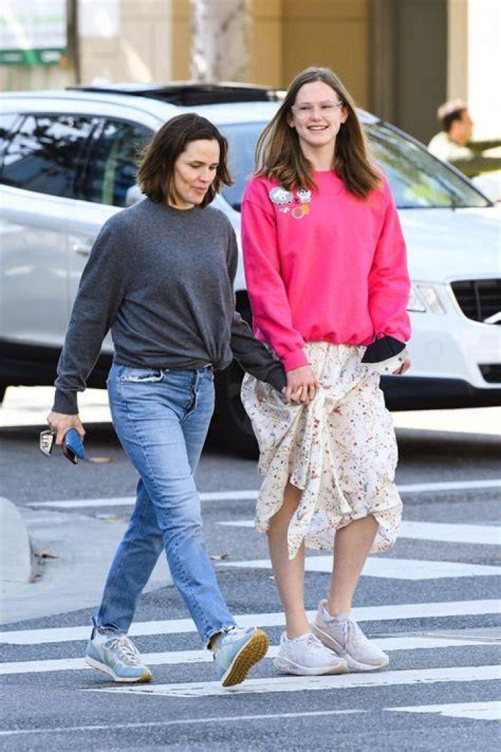 Jennifer Garner and her daughters Seraphina&nbsp;and Violet Affleck seen on December 19, 2012, in Los Angeles, California. | Source: Getty Images