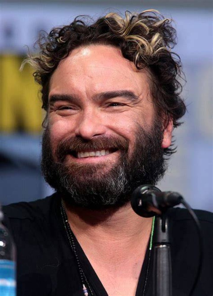 Johnny Galecki's Height, Net Worth and Wife (Details Revealed)