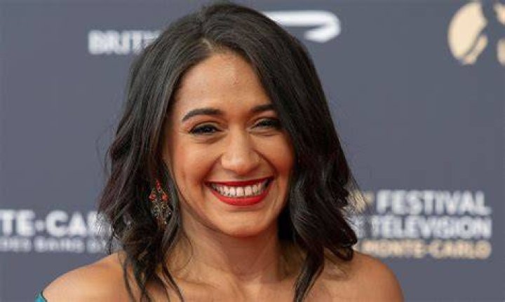 Josephine Jobert highlights toned abs during intense fitness routine
