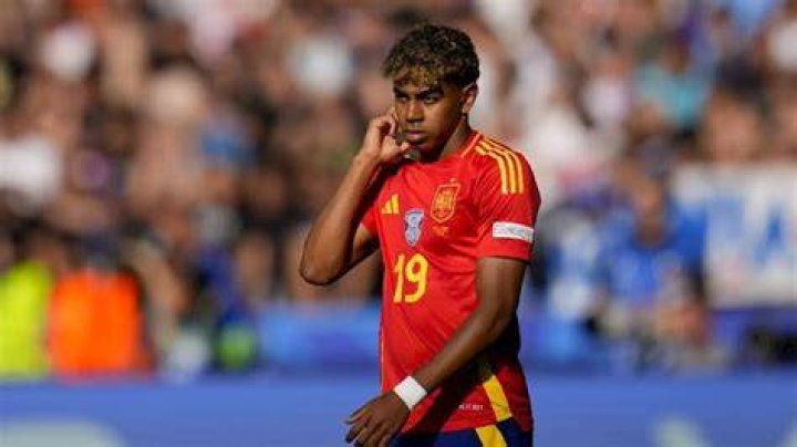 Lamine Yamal se convierte en el debutante m&aacute;s joven del Barcelona Qu&eacute; Pasa