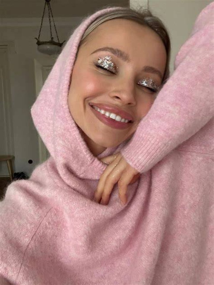 Lana Leroy and her perfectly applied glitter eyeshadow