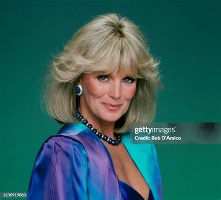 Linda Evans poses during a photo session in Hollywood, California in 1987 | Photo: Getty Images