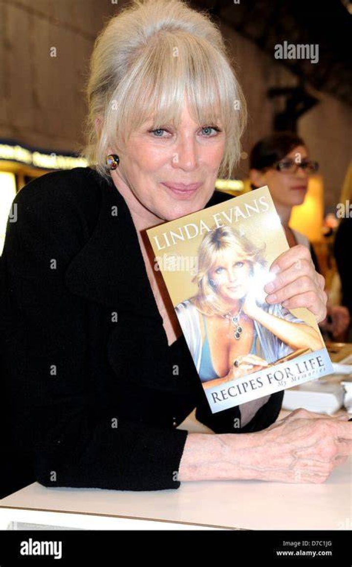 Linda Evans promotes her book "Recipes for Life" in New York City on October 13, 2011 | Photo: Getty Images