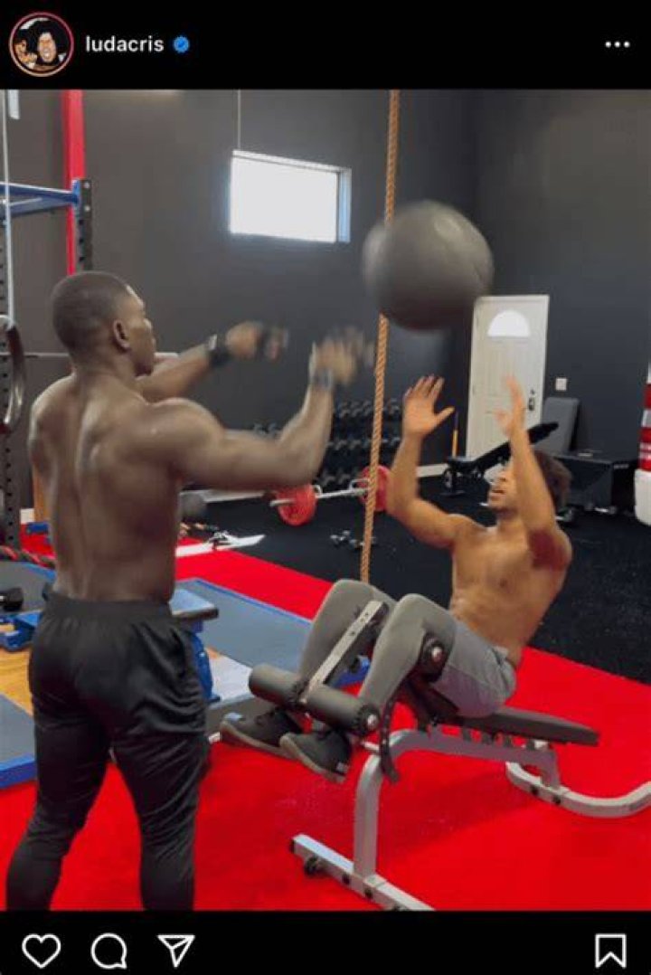 Ludacris performs a workout routine with the aid of a gym coach. | Photo: