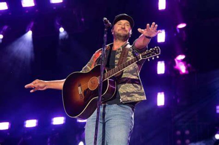 luke bryan performing
