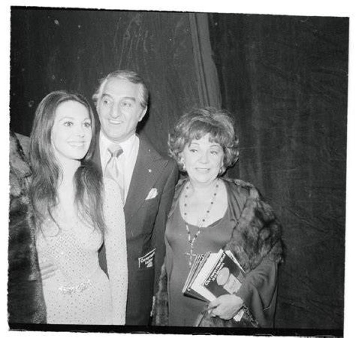Marlo Thomas making her Broadway debut at the Broadhurst Theater in "Thieves" with her father, Danny Thomas, and mother, Rosemary Thomas, at the opening night performance on April 7, 1974 | Source: Getty Images