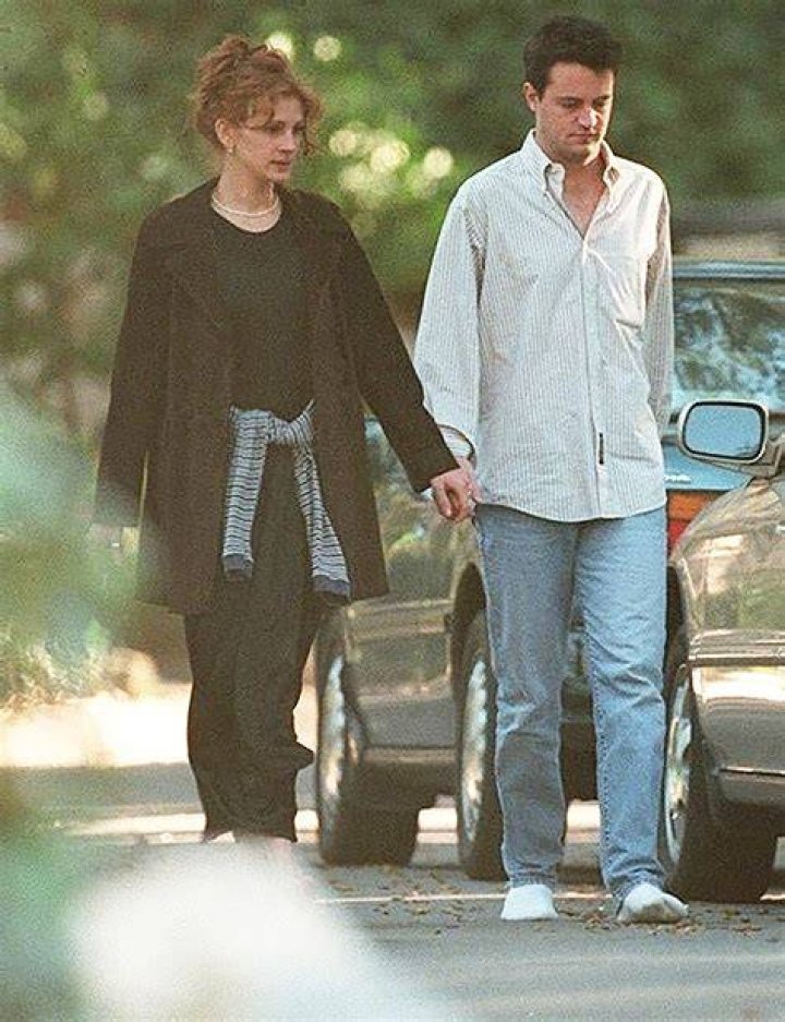 Matthew Perry and Julia Roberts on the set of "Friends," in 2000 | Source: Getty Images