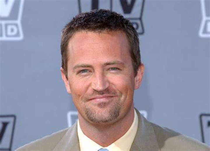 Matthew Perry at the Los Angeles premiere of "Scream," 1996 | Source: Getty Images