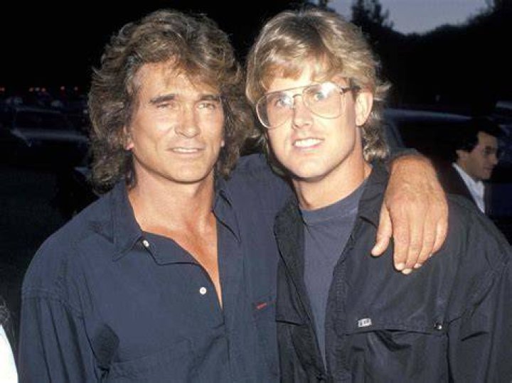 Michael Landon poses with the People's Choice Award in 1989 in Beverly Hills | Photo: Getty Images