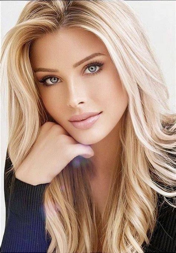 Model with her blonde hair in wolf cut 