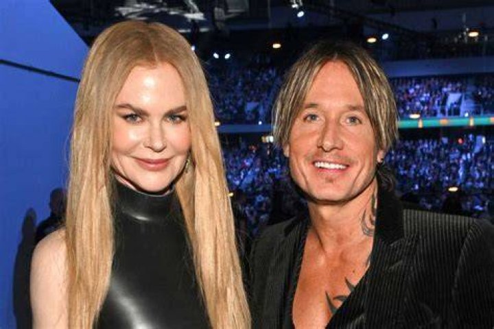 Nicole and Keith in smart clothes on red carpet 