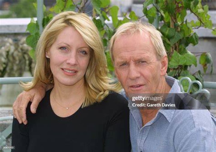 Paul Hogan and Linda Koslowski pose for a photo on the set of "Crocodile Dundee in Los Angeles." | Source: Getty Images