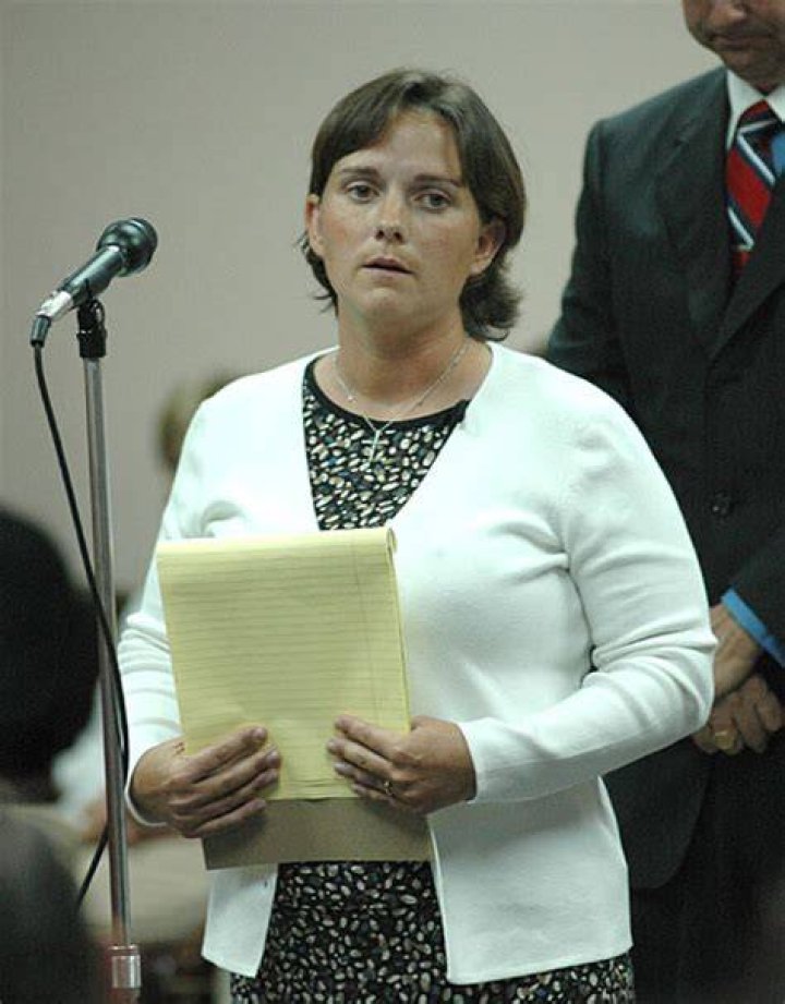 PHOTO: Mary Winkler testifies about a platform-heel shoe and wig during her 2007 murder trial in Selmer, Tenn.