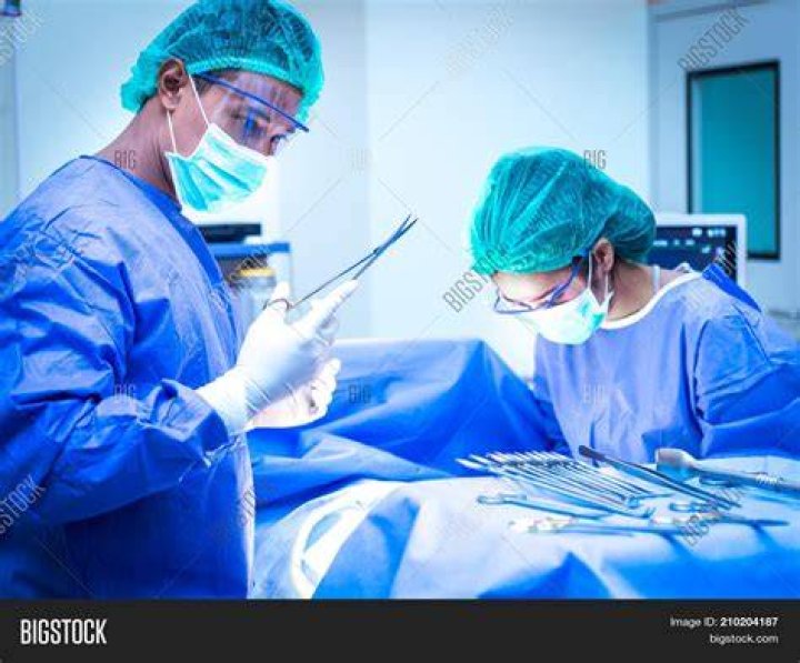 Picture of surgeons at work in a hospital. | Photo: Pixabay