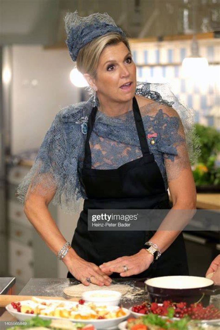 Queen Maxima cooking with chef