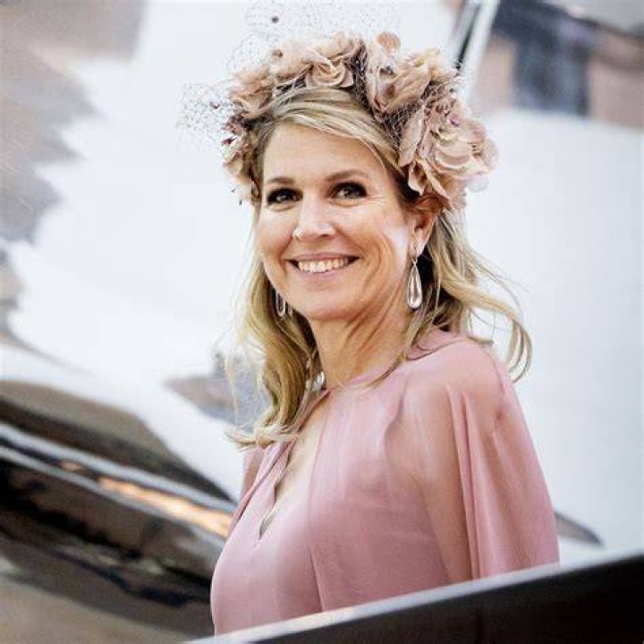 Queen Maxima in vintage look dress with beatrix in navy