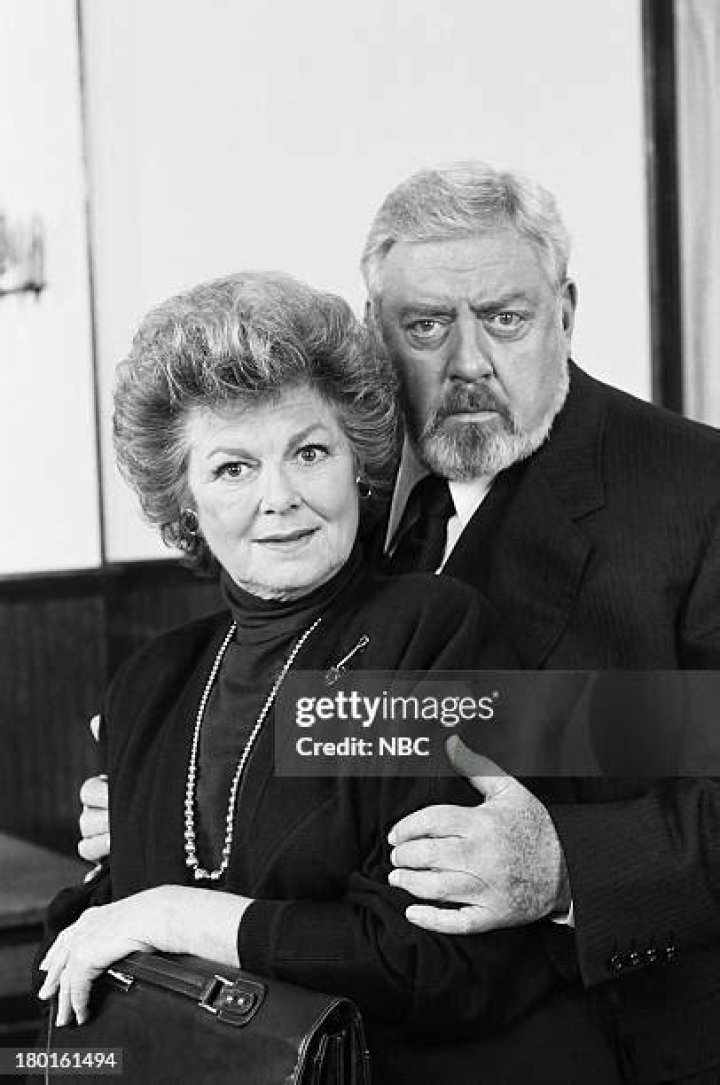 Raymond Burr and Barbara Hale and other "Perry Mason" stars at an award event, circa 1958 | Photo: Getty Images