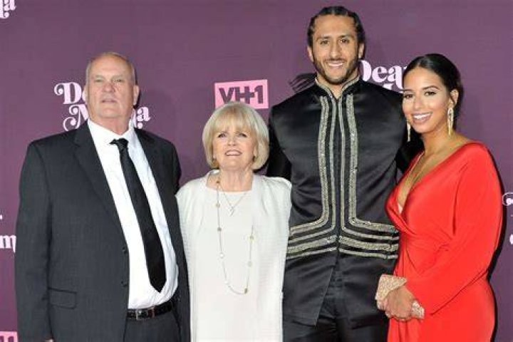 Rick Kaepernick, Teresa Kaepernick, Colin Kaepernick and Nessa Diab posed at the VH1's 3rd Annual "Dear Mama: A Love Letter To Moms" - Cocktail Reception in Los Angeles | Source: Getty Images