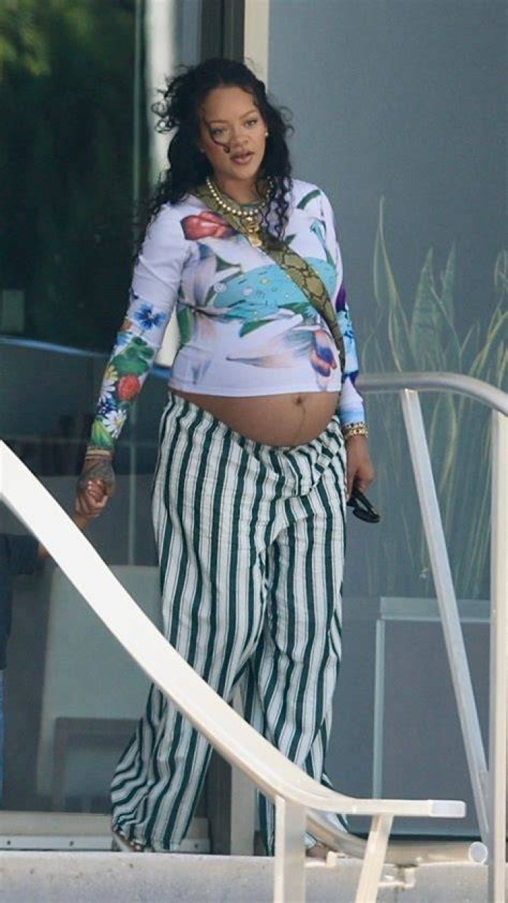 Rihanna rocks a new retro hairstyle