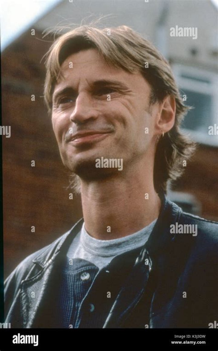 Robert Carlyle on The Full Monty's return: 'If you don't laugh, you'll cry' - BBC News