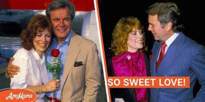 Robert Wagner and his wife Jill St. John pose backstage at the hit musical "Hamilton" on Broadway at The Richard Rogers Theater on October 28, 2015 in New York City | Source: Getty Images